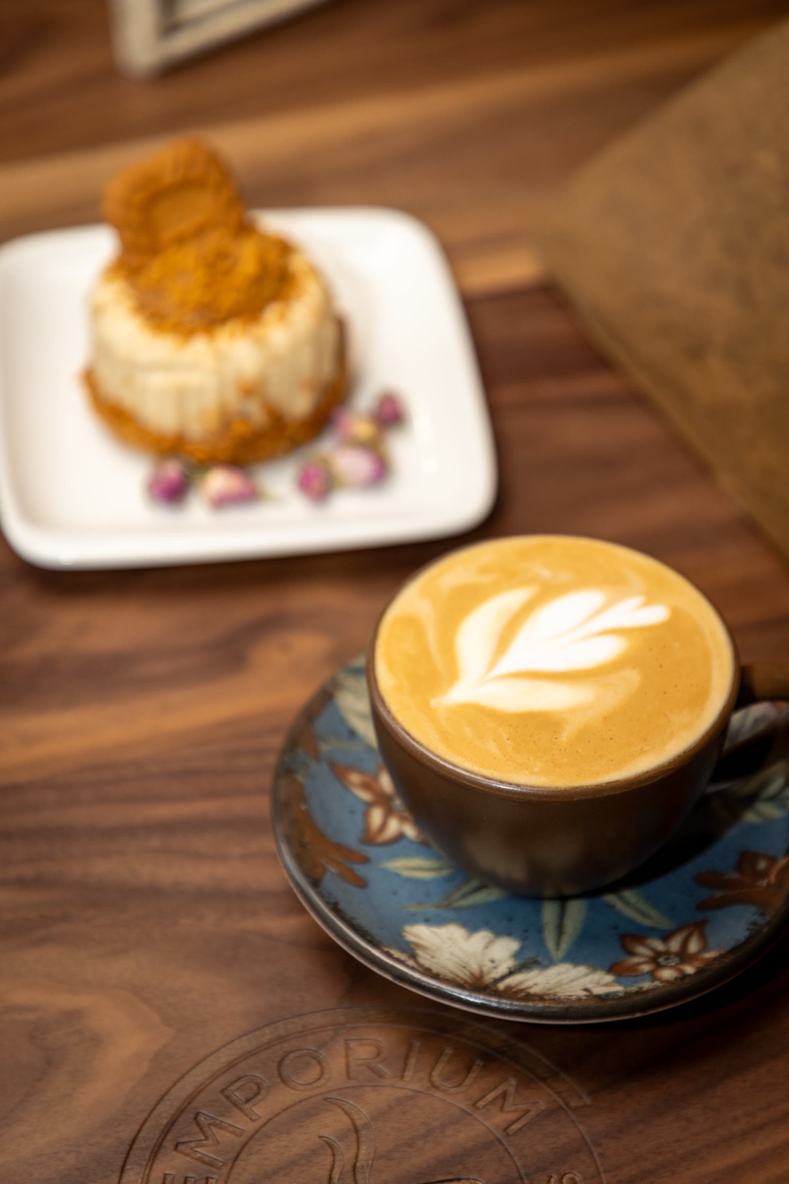 Biscoff mini cake with a latte featuring leaf latte art